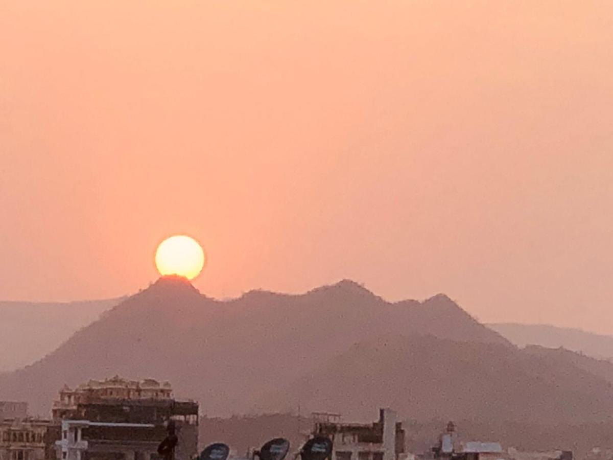 Hotel Nirvana Lakeside Udaipur Bagian luar foto