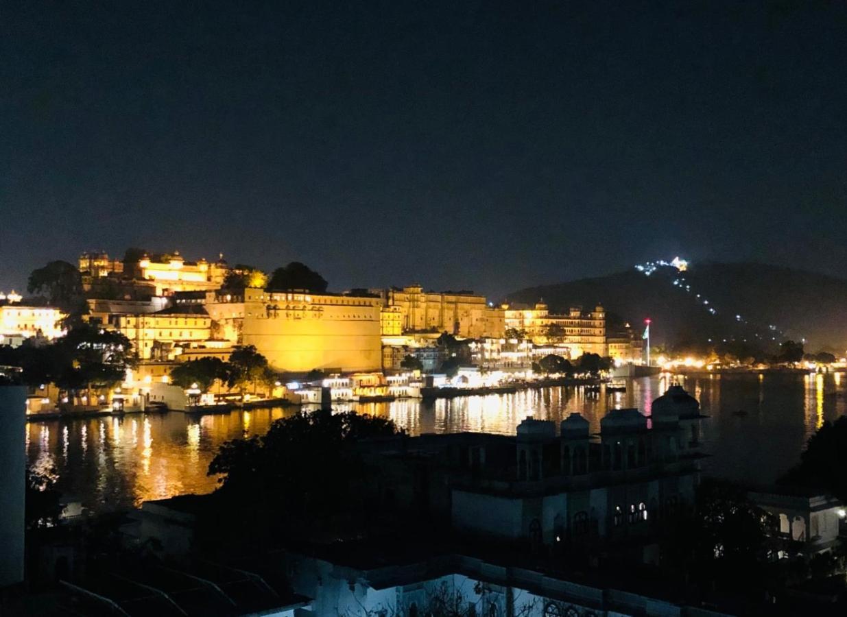 Hotel Nirvana Lakeside Udaipur Bagian luar foto