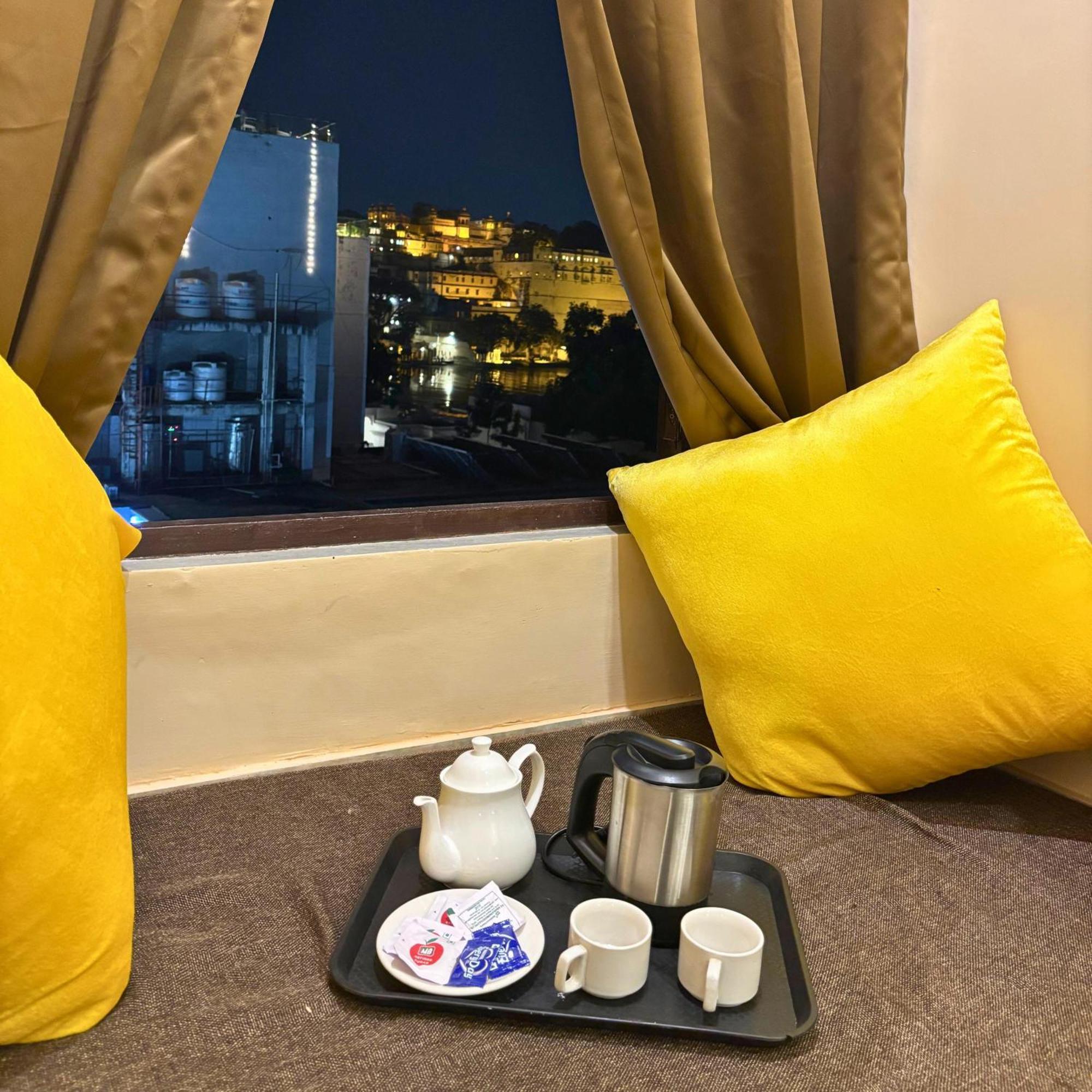 Hotel Nirvana Lakeside Udaipur Bagian luar foto