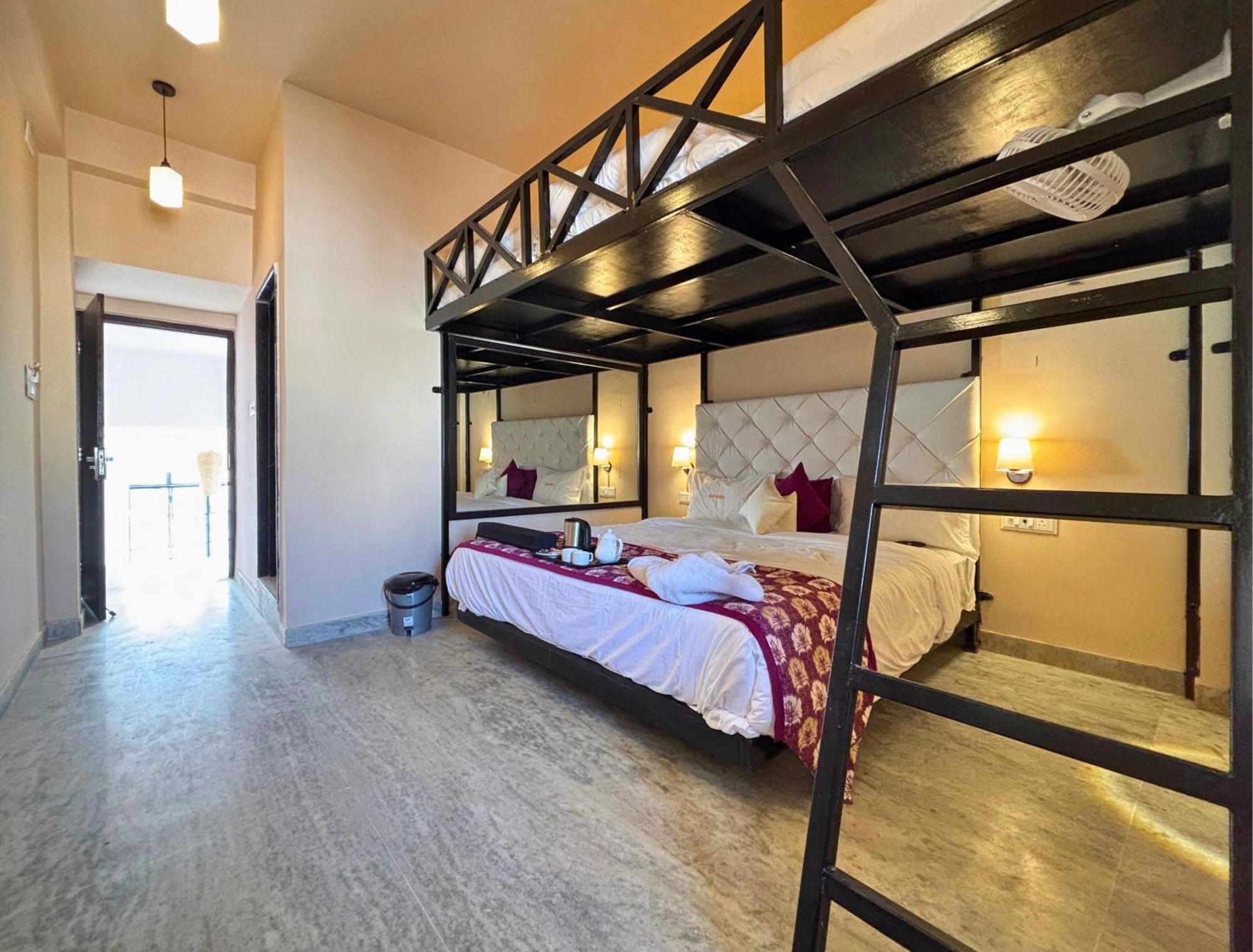 Hotel Nirvana Lakeside Udaipur Bagian luar foto