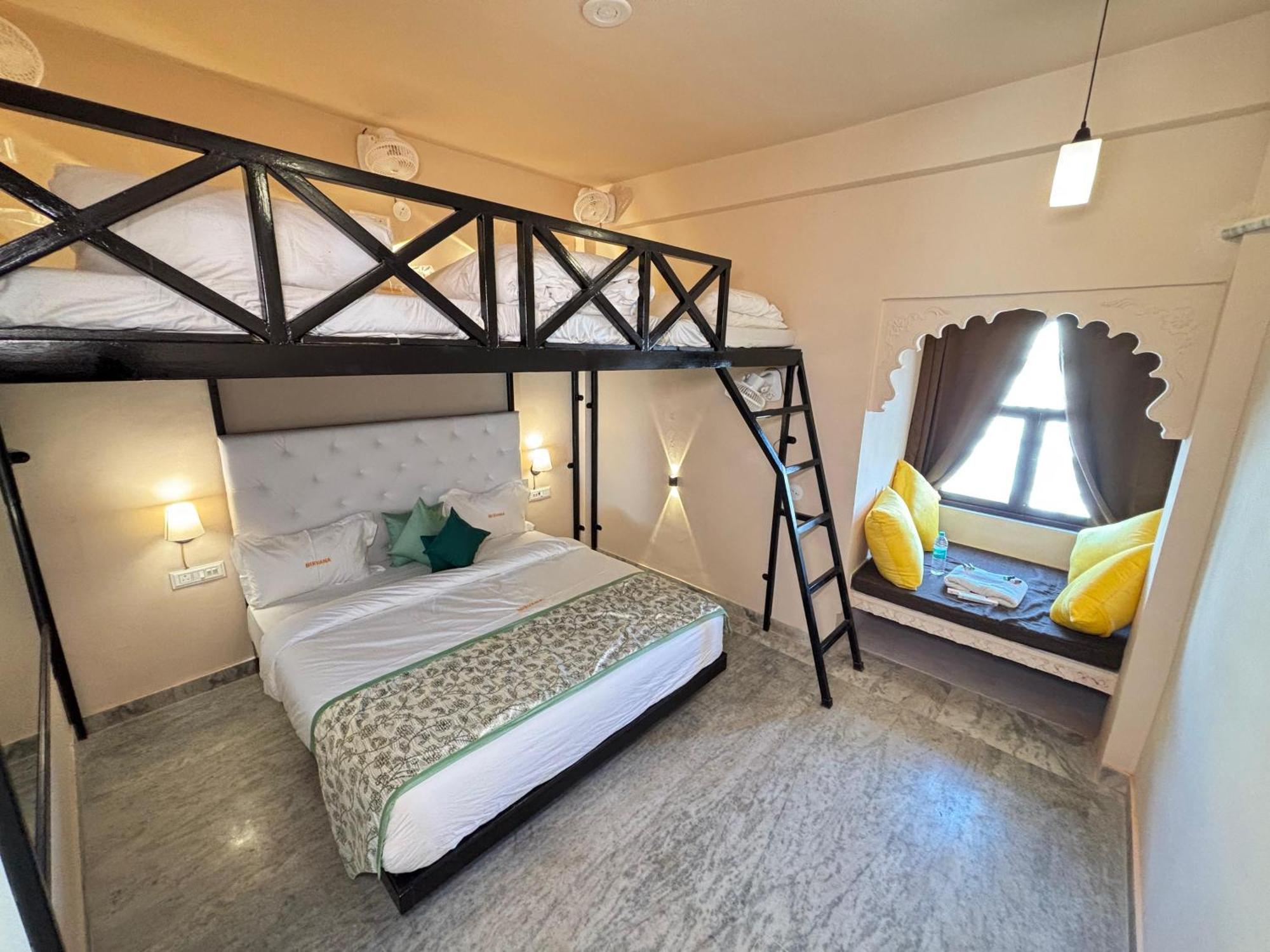 Hotel Nirvana Lakeside Udaipur Bagian luar foto