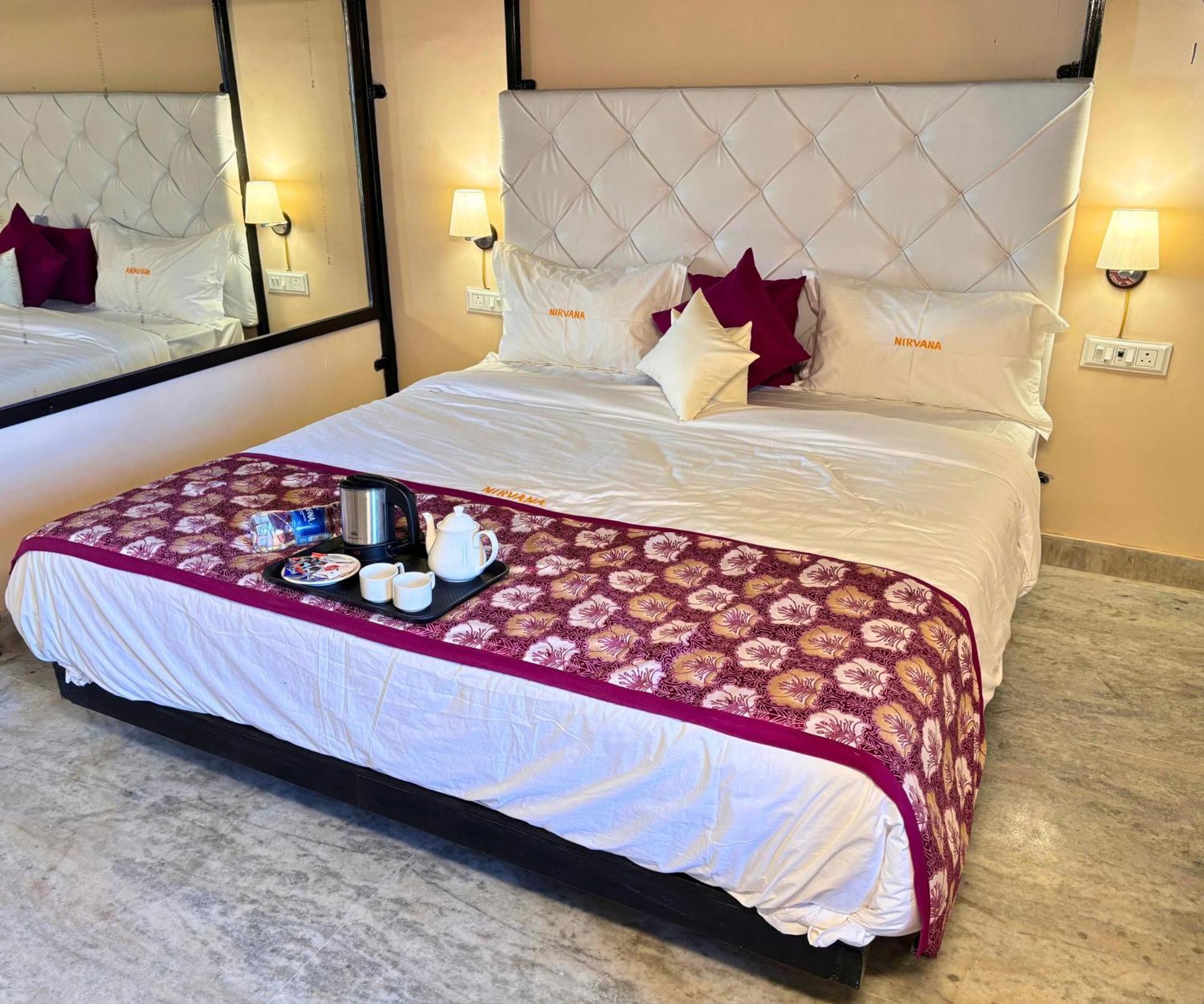 Hotel Nirvana Lakeside Udaipur Bagian luar foto