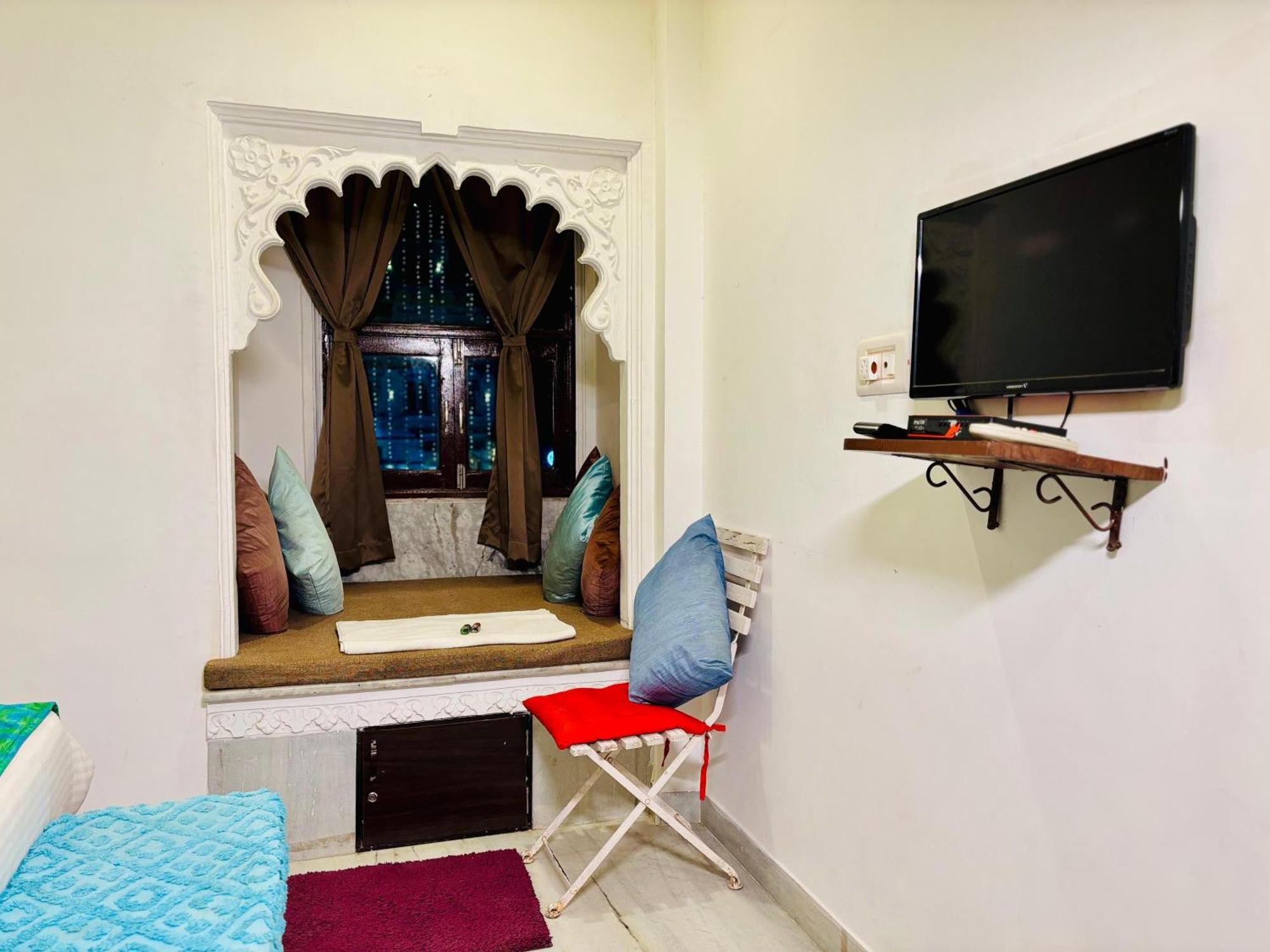 Hotel Nirvana Lakeside Udaipur Bagian luar foto