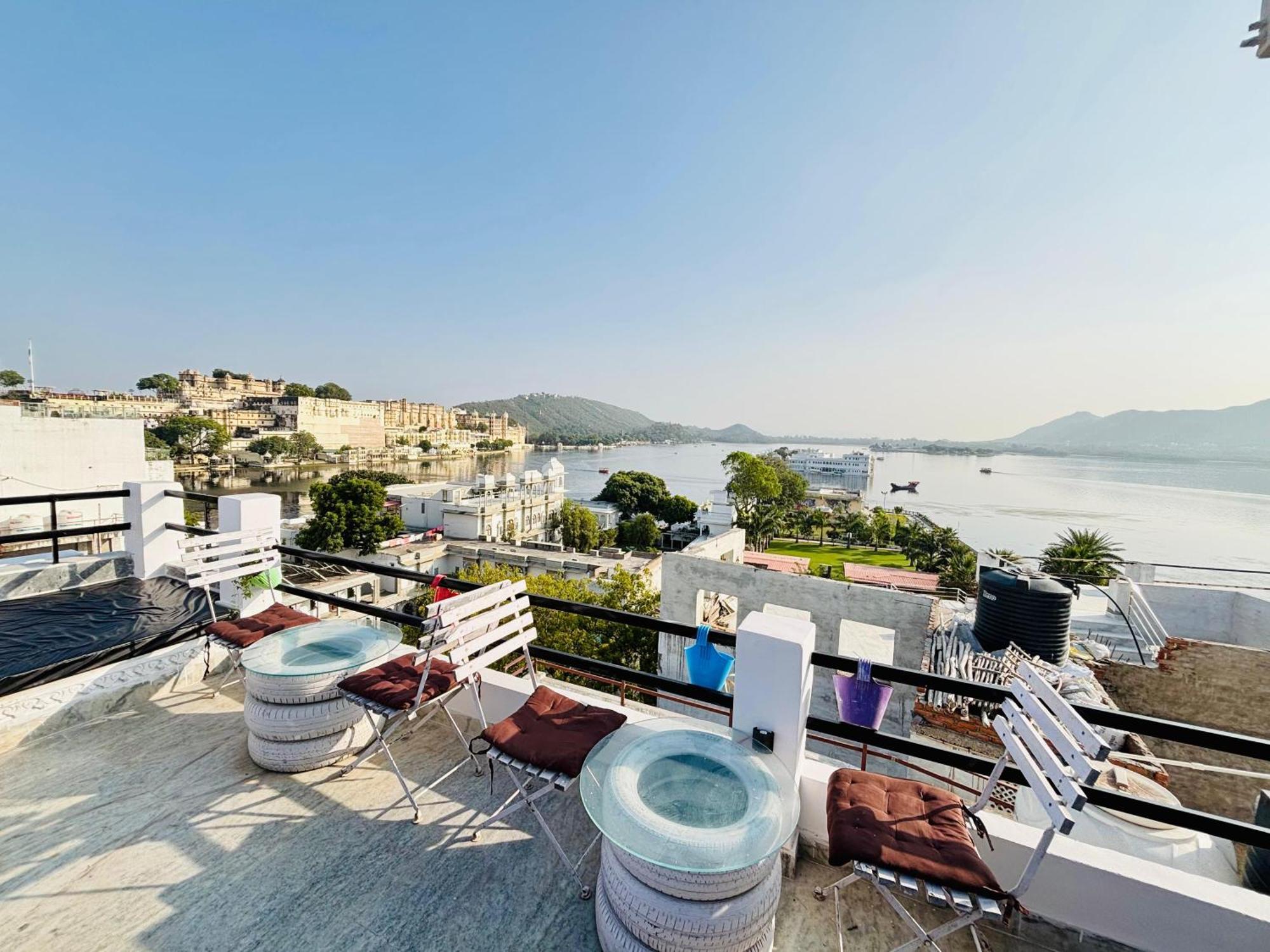 Hotel Nirvana Lakeside Udaipur Bagian luar foto